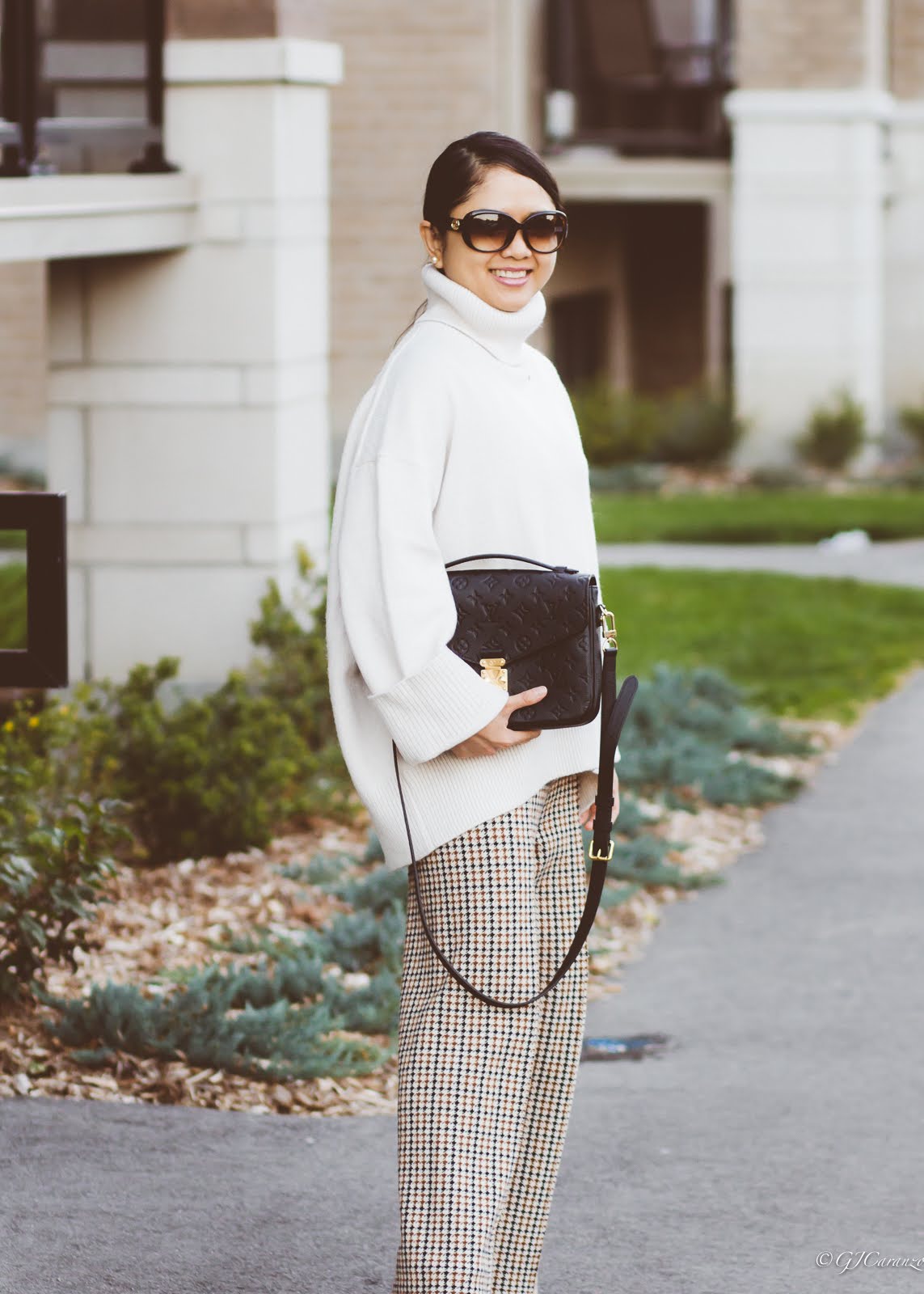 H&M Oversize Turtleneck Sweater | Zara Knit Pants | Steve Madden Suede Ankle Boots | Louis Vuitton Pochette Metis in Black Empreinte Leather | Gucci Sunglasses | Petite Outfit | Fall Fashion