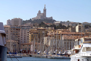 Notre-Dame de la Garde desde el Viejo puerto de Marsella.