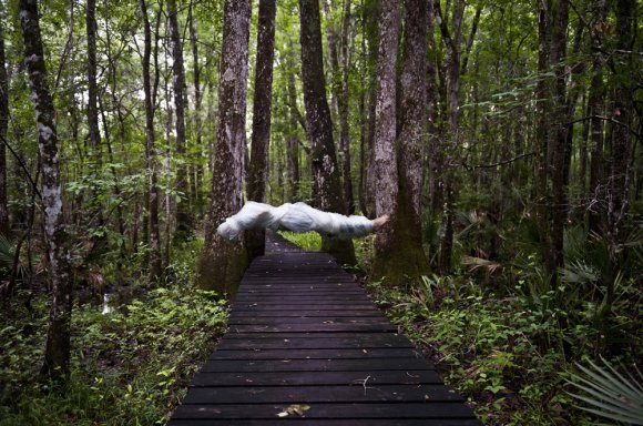 andrew brodhead fotografia pessoas embrulhadas em plástico flutuando natureza