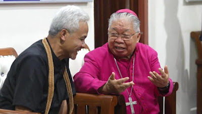 Ganjar dengan Uskup Agung Merauke Mgr Wandagi