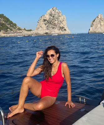 Caterina Balivo costume rosso Capri oggi 30 luglio 2022