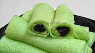 Kuih Warna Merah Inti Kacang Tanah