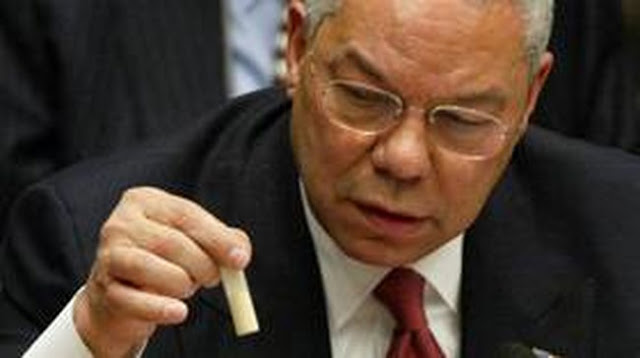 Ο Υπουργός Εξωτερικών των ΗΠΑ Κόλιν Πάουελ κρατά ένα φιαλίδιο που είπε ότι ήταν στο μέγεθος που θα μπορούσε να χρησιμοποιηθεί για να συγκρατήσει τον άνθρακα καθώς απευθύνεται στο Συμβούλιο Ασφαλείας των Ηνωμένων Εθνών στις 5 Φεβρουαρίου 2003 στον ΟΗΕ στη Νέα Υόρκη. © Timothy A. CLARY / AFP