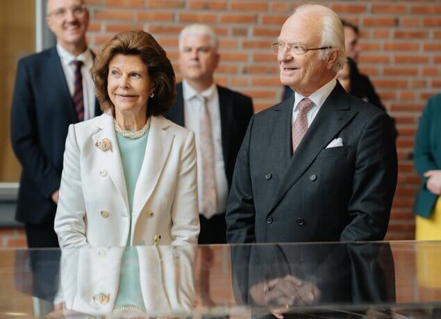King Carl Gustaf and Queen Silvia were welcomed by Governor Georg Andrén and his wife My Andrén