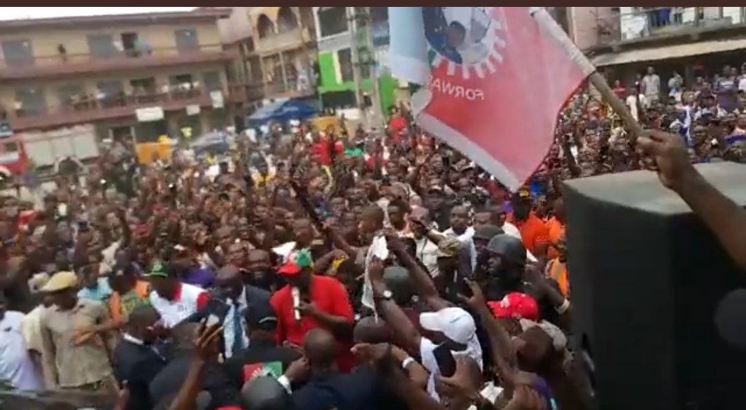 Crowd welcomes Peter Obi in Alaba International Market - Watch video