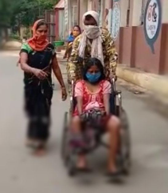 असंवेदनशीलता: "कोरोना जांच की कतार में गर्भवती" "दर्द ने तड़पाया" अंततः "गर्भवती महिला" ने "व्हीलचेयर" पर बच्चे को दिया जन्म,अस्पताल प्रबंधन की लापरवाही आई सामने...अब तक नहीं हुई कार्यवाही  