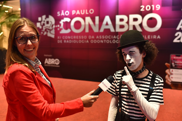 Ação com mímico de Humor e Circo intergindo com público de evento congresso em Sâo Paulo.