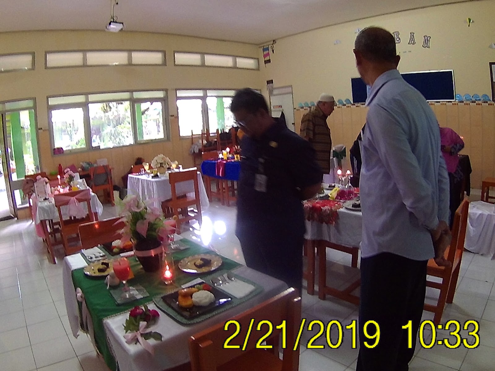 Ruang kelas disulap laksana ruang makan di sebuah restoran