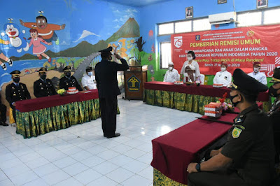 HUT RI Ke 75  Bupati Mas Sumatri Serahkan Remisi Bagi 112 Napi Lapas Kelas IIB Karangasem