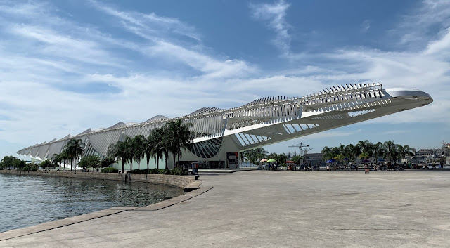 fotografia com visão geral externa do Museu do Amanhã e sua bela arquitetura