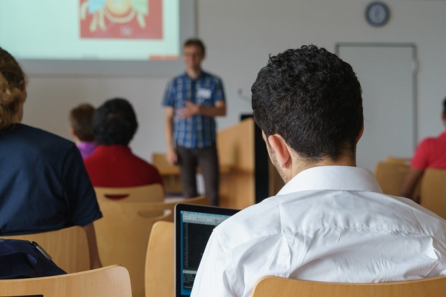 Bagi mahasiswa akhir yang sedang memulai mengerjakan tugas akhir, pasti kebingungan memilih dosen pembimbing skripsi. Simak Tips berikut ini hingga akhir