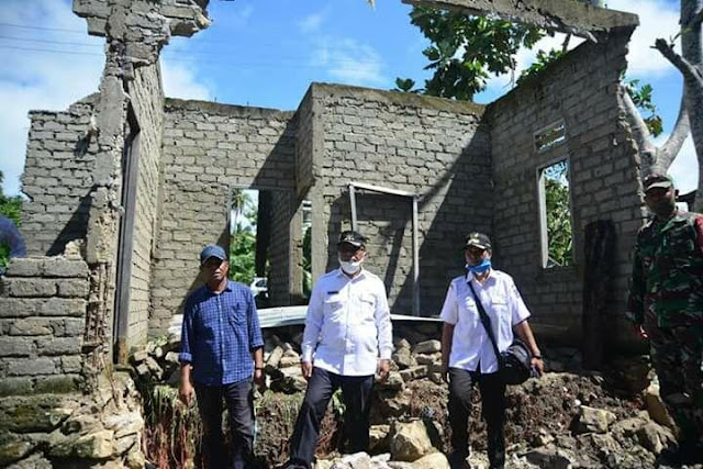 Petrus Fatlolon Kunjungi Warga Terdampak Banjir di Lorwembun dan Alusi Batjas