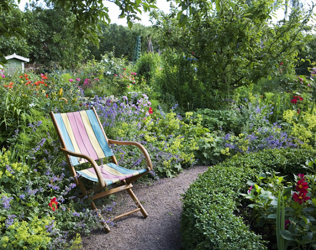 Liegesessel im Bauerngarten