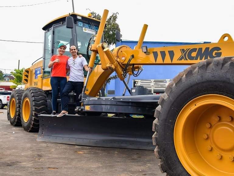 Jéssica Sales entrega veículos e máquinas para a Prefeitura de Cruzeiro de Sul