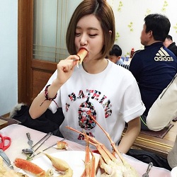 Foto Cewek Selfie Makan