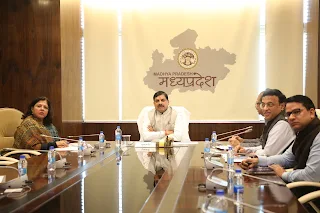 हुकुमचंद मिल इंदौर के मजदूरों को मिलेगा उनका हक : मुख्यमंत्री डॉ. मोहन यादव  प्रधानमंत्री श्री नरेन्द्र मोदी, मजदूरों को वर्चुअली संबोधित करेंगे  लगभग 5 हजार श्रमिकों को मिलेगा 224 करोड़ रूपये का लाभ  पूर्व प्रधानमंत्री श्री वाजपेयी के जन्म दिवस 25 दिसम्बर के सुअवसर पर इंदौर में होगा कार्यक्रम  अन्य मिलों की देनदारियों का निराकरण कर श्रमिकों को राहत देने के दिए निर्देश  मुख्यमंत्री ने हुकुमचंद मिल के कार्यक्रम के तैयारियों संबंधी समीक्षा की    भोपाल : मुख्यमंत्री डॉ. मोहन यादव ने कहा है कि 25 दिसम्बर 2023 को हुकुमचंद मिल इंदौर के मजदूरों को उनका हक मिलेगा, इस अवसर पर प्रधानमंत्री श्री नरेंद्र मोदी मजदूरों को वर्चुअली संबोधित करेंगे। पूर्व प्रधानमंत्री भारत रत्न श्री अटल बिहारी वाजपेयी के जन्मदिवस, सुशासन दिवस पर यह कार्यक्रम हो रहा है। हुकुमचंद मिल के 30 वर्षों से अधिक समय से लंबित इस प्रकरण में लगभग 5 हजार मजदूरों को 224 करोड़ रूपये की राशि मिलेगी।    मुख्यमंत्री डॉ. यादव ने मंत्रालय में आज इंदौर में 25 दिसम्बर 2023 को होने वाले हुकुमचंद मिल के कार्यक्रमों की तैयारियों को लेकर अधिकारियों की समीक्षा बैठक ली। बैठक में उन्होंने निर्देशित किया कि हुकुमचंद मिल के श्रमिकों के निराकृत प्रकरण की प्रक्रिया को अपनाकर अन्य मिलों के श्रमिकों की देनदारियों के निराकरण के प्रयास करें। इंदौर के नंदा नगर क्षेत्र स्थित कनकेश्वरी धाम में 25 दिसंबर को प्रातः 11:00 बजे से कार्यक्रम आरंभ होगा। मुख्य सचिव श्रीमती वीरा राणा, अपर मुख्य सचिव श्री मलय श्रीवास्तव, प्रमुख सचिव नगरीय विकास एवं आवास, प्रमुख सचिव मुख्यमंत्री श्री राघवेंद्र सिंह सहित अन्य अधिकारी उपस्थित थे। कमिश्नर, कलेक्टर तथा पुलिस कमिश्नर इंदौर बैठक में वर्चुअली शामिल हुए।    हितलाभ की राशि के लिए मजदूर परेशान न हों : कलेक्टर को दिए निर्देश    मुख्यमंत्री डॉ. यादव ने इंदौर जिला प्रशासन को दिए निर्देश दिए कि मजदूरों को मिलने वाले हितलाभ की राशि के लिए मजदूरों को परेशान न होना पड़े, कलेक्टर यह सुनिश्चित करें की राशि सीधे मजदूरों को मिले, इसके लिए आवश्यक हो तो मजदूर संघों से बातचीत की जाए। मजदूरों को मिलने वाली हितलाभ की पूरी राशि मजदूरों तक पहुंचे, कोई भी बीच में न आए, मजदूरों के हित सुनिश्चित करने के लिए तत्काल बैठक बुलाकर आवश्यक कार्यवाही की जाए और राशि वितरण की सुगम व्यवस्था पर निगरानी रखी जाए। मुख्यमंत्री डॉ. यादव ने निर्देश दिए कि जिन अन्य मिलों की देनदारियां शेष हैं, उन मिलों के प्रकरणों का निराकरण भी हुकुमचंद मिल के मॉडल के आधार पर कर मजदूरों को राहत दी जाए। मुख्यमंत्री ने निर्देश दिये कि कार्यक्रम की बेहतर व्यवस्था की जाये तथा यातायात व्यवस्था सुगम रहें, यह ध्यान रखा जाये।    क्षेत्र में विकास के नये द्वार खुलेंगे    वर्षों से लंबित इस प्रकरण के निराकरण के बाद अब श्रमिक क्षेत्र का समग्र विकास होगा। क्षेत्र में विकास के नये द्वार खुलेंगे। क्षेत्र में सामाजिक और आर्थिक विकास होगा। इस क्षेत्र में आईटी, जेम्स ज्वेलरी तथा अन्य क्षेत्रों का निवेश बढ़ेगा। आने वाले समय में इस क्षेत्र में हजारों करोड़ रूपये का निवेश आएगा। इससे क्षेत्र की जनता की खुशहाली में वृद्धि होगी।