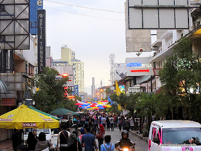 Braga Culinary Night - konsentrasi massa di tengah jalan Braga