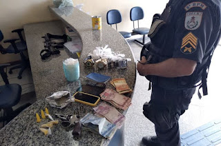 http://vnoticia.com.br/noticia/3685-pm-prende-tres-com-arma-municoes-e-drogas-no-macuco-em-sfi