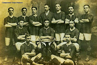 F. C. BARCELONA - Barcelona, España - Temporada 1909-10 - BARCELONA 2 (Graells y Rodríguez), REAL SOCIEDAD DE SAN SEBASTIÁN 1 - 01/05/1910 - Copa de los Pirineos, final - Toulouse, Francia - Alineación: Solá; Bru, Amechazurra; Peris, Aguirreche, Grau; Forns, Graells, C. Comamala, Rodríguez y Wallace - El Barcelona posa con la Copa ganada