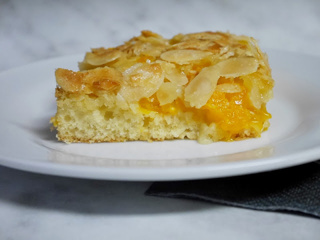 Blechkuchen, sehr saftig, hält sich ein paar Tage im Kühlschrank. Mit Mandeln und Mandarinen.