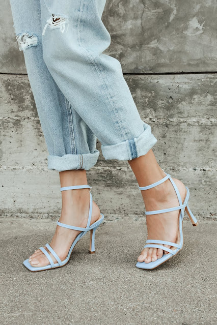 outfit sandali azzurri tendenza sandali azzurri estate 2021 tendenze scarpe estate 2021 shoes trend shoes summer trend light blue sandals street style  fashion blogger colorblock by felym