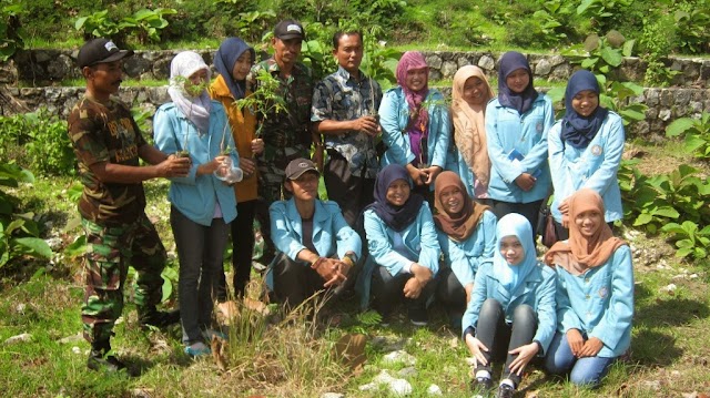 KKN Mahasiswa Program studi D.III Hiperkes UNS tanam pohon bersama TNI dan masyarakat