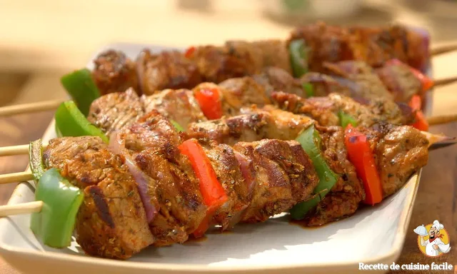 Brochettes de boeuf mariné et salade tiède de champignons