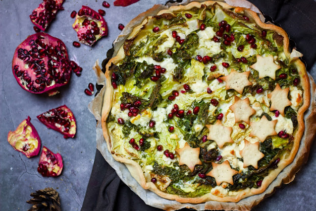 Grünkohl-Tarte mit Granatapfel und Schafkäse