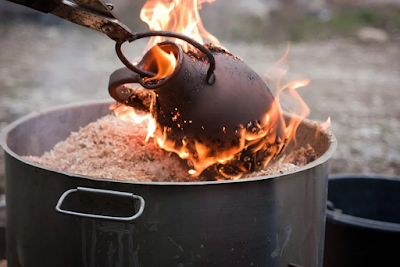 keramik dihasilkan dari pembakarandengan suhu tinggi