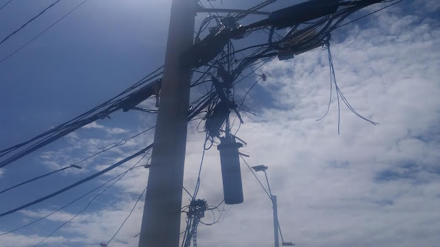 Será que a Coelba está esperando que esse trambolho cause um acidente para tomar providência?