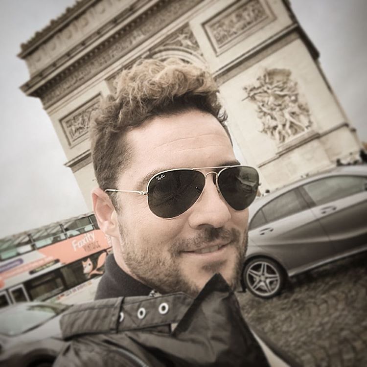 David Bisbal, saludos desde L'Arc de Triomphe, Paris