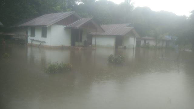 Hujan Semalam, Sebagian Ruas Jalan dan Rumah Warga Sawiat Terendam Banjir, Jaringan Telkomselpun Lelet.