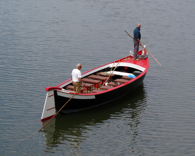 Two men in a boat, Lungarno degli Acciaiuoli, Florence