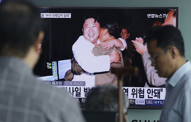 Người dân Hàn Quốc xem bản tin thời sự, có hình ảnh lãnh đạo Triều Tiên Kim Jong Un ăn mừng việc thử nghiệm hạt nhân thành công hôm 9/9. Ảnh: AP