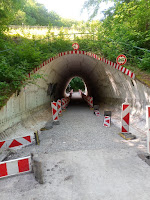 Symbolbild: Ein Tunnel, in dem wegen Bauarbeiten Absperrungen errichtet sind.