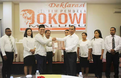 Ambon, Malukupost.com - Tim Pembela Jokowi (TPJ) di Provinsi Maluku yang merupakan gabungan advokat mendeklarasikan pembentukan di Kota Ambon. Deklarasi TPJ Maluku yang terdiri atas gabungan 24 advokat disaksikan Koordinator Nasional TPJ Nazaruddin Ibrahim di Ambon, Selasa (28/8).