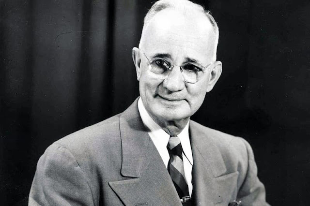 Danh nhân Napoleon Hill – Nhà sáng lập khoa học thành công và là Tác giả của quyển sách “Nghĩ giàu, làm giàu” nổi tiếng nhất thế giới