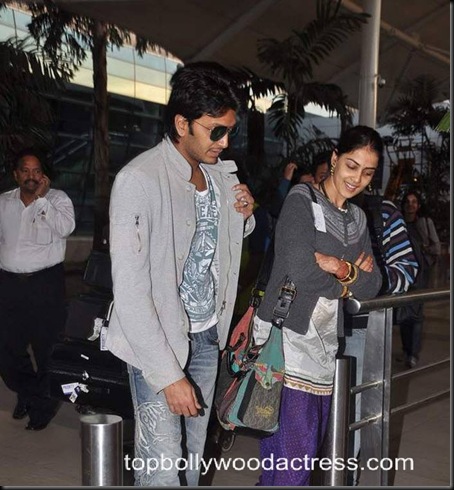 ritesh-genelia-snapped-at-airport-1-4