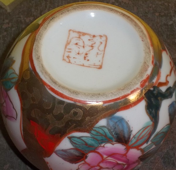 antik lawas Guci Keramik  motif  bunga 