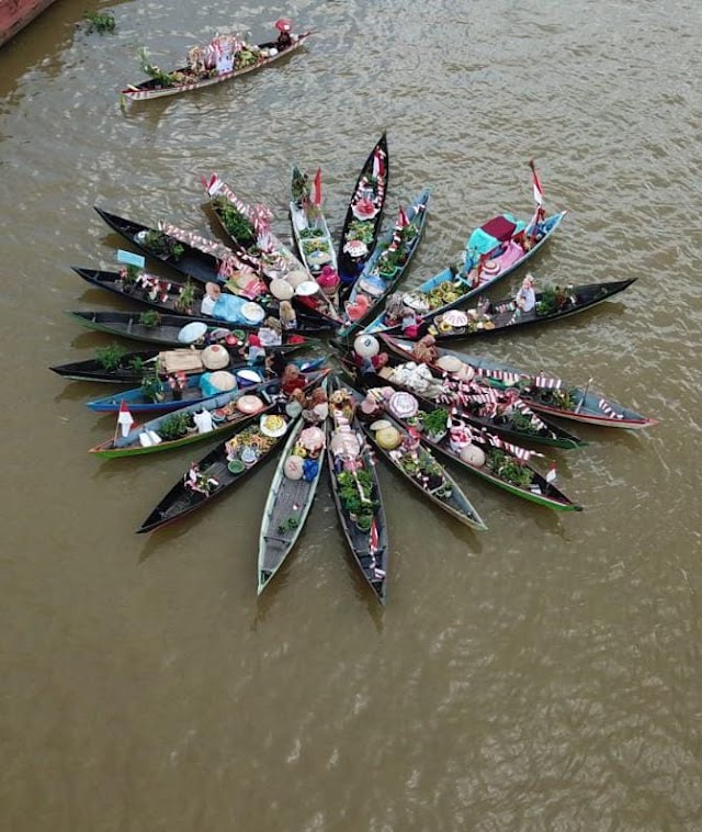 Lomba Jukung Hias Tutup Festival Wisata Budaya Pasar Terapung 