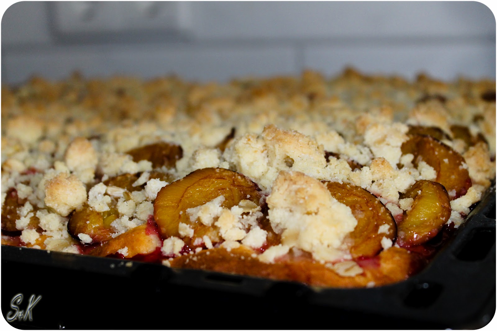 hefe pflaumenkuchen mit streusel - herbsttrost auf dem teller pflaumenkuchen mit streuseln 