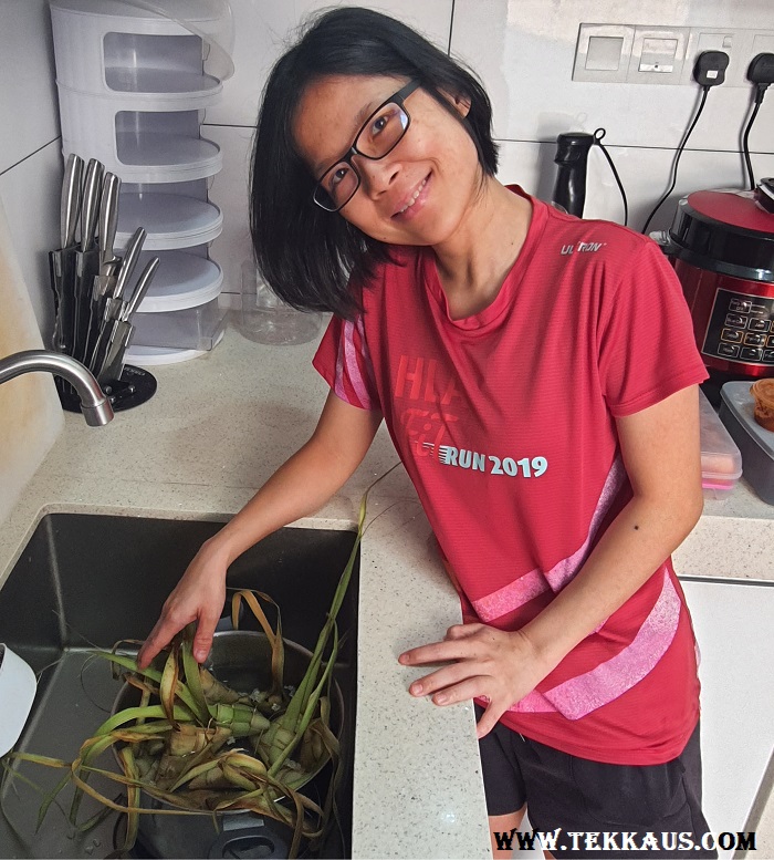 Soak the Rice-filled Ketupat Sarung for 2 Hours