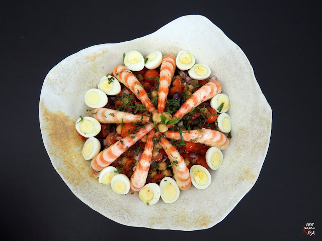 Fresca ensalada de garbanzos, langostinos y verduras con vinagreta de mostaza