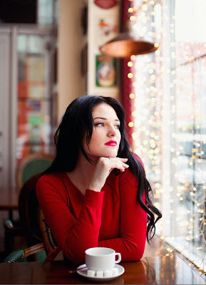 Mujer esperando en el café - Girl waiting at the coffee shop