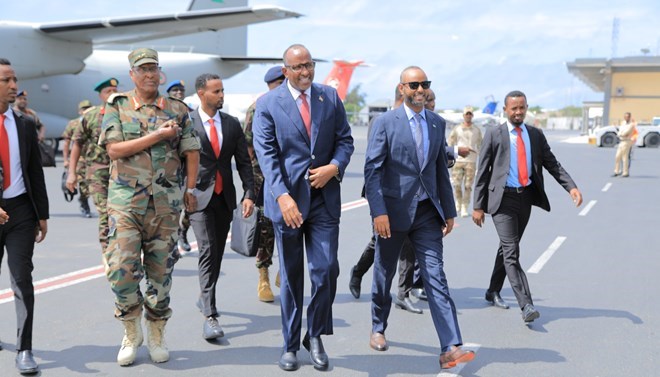A delegation from the Kenyan government, led by the Minister of Defense, arrived in the Somali capital, Mogadishu.