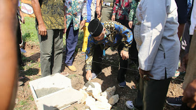 Kuyana Azis Letakan Batu Pertama Masjid Al-Hidayah