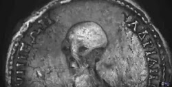   Νόμισμα με την κεφαλή Εξωγήινου βρέθηκε στην Αίγυπτο κατά την ανακαίνιση σπιτιού…  Μια ομάδα ανθρώπων που εργάστηκαν για την ανακαίνιση εν...