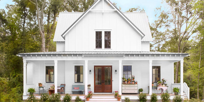 Characteristics of a Modern Farmhouse Exterior (Image via Country Living) #farmhouse #modernfarmhouse #farmhouseexterior #andersonandgrant