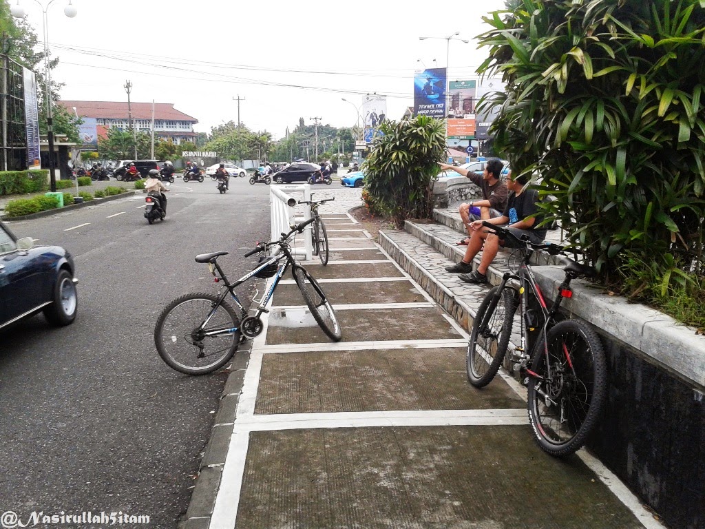 Anggota yang datang duluan, ngobrol santai