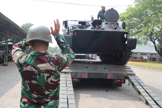 Yonranratfib 1 Marinir Laksanakan Latihan Naik Turun Ranpur Diatas Opleger